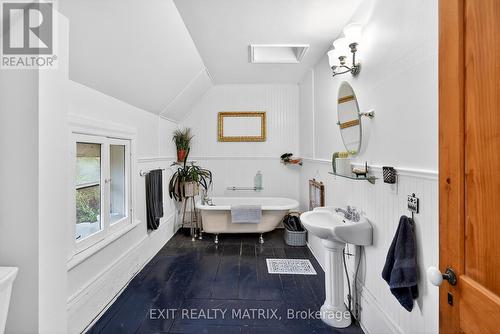 2nd floor bath w/ soaker tub - 7499 Bank Street, Ottawa, ON 