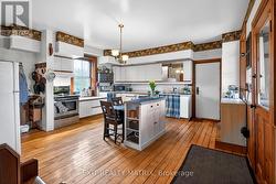 Large kitchen w/ pastry counter - 