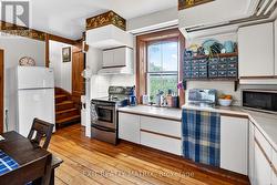Large kitchen w/ pantry & 2nd staircase to 2nd flr - 
