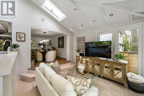 1454 Chasehurst Drive, Mississauga, ON - Indoor Photo Showing Living Room