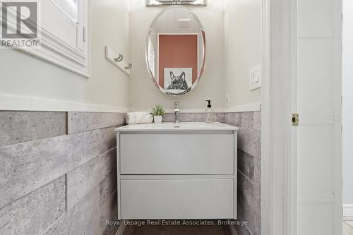 31 Commando Court, Hamilton, ON - Indoor Photo Showing Bathroom