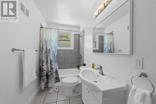Full 4 pc bathroom w privacy window in shower. - 1246 Kitchener Avenue, Ottawa, ON 