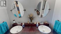 Double sinks in 5 pc. ensuite - 