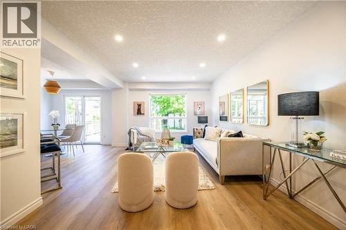 610 South Haven Drive, Waterloo, ON - Indoor Photo Showing Living Room