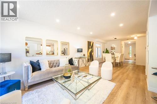 610 South Haven Drive, Waterloo, ON - Indoor Photo Showing Living Room