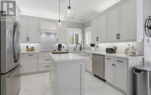 7 Gagnon Gate, Whitby, ON - Indoor Photo Showing Kitchen With Upgraded Kitchen