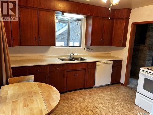 806 Cascade Street, Saskatoon, SK - Indoor Photo Showing Kitchen With Double Sink