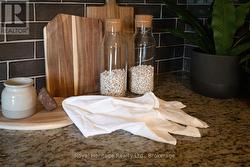KITCHEN COUNTER - 