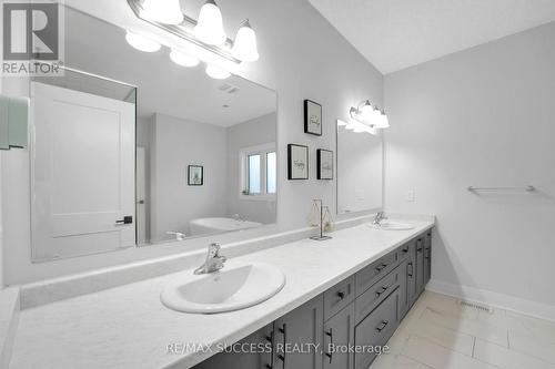 554 Bridgemill Crescent E, Kitchener, ON - Indoor Photo Showing Bathroom