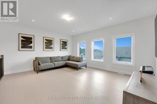554 Bridgemill Crescent E, Kitchener, ON - Indoor Photo Showing Living Room