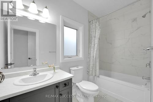 554 Bridgemill Crescent E, Kitchener, ON - Indoor Photo Showing Bathroom