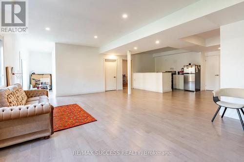 554 Bridgemill Crescent E, Kitchener, ON - Indoor Photo Showing Living Room