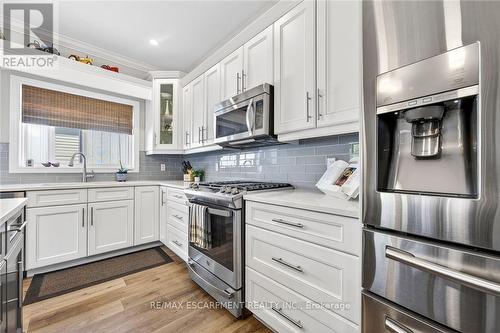 58 Postma Drive, Haldimand, ON - Indoor Photo Showing Kitchen With Upgraded Kitchen