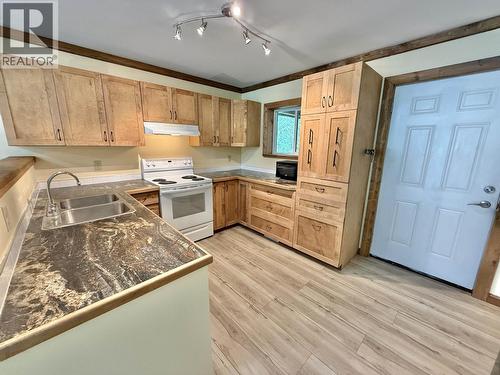 3416 Hayman Crescent, Quesnel, BC - Indoor Photo Showing Kitchen With Double Sink