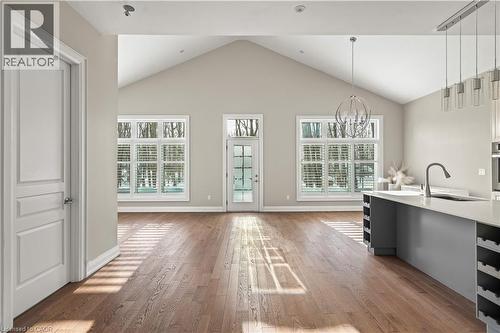 3205 Highpoint Court, Burlington, ON - Indoor