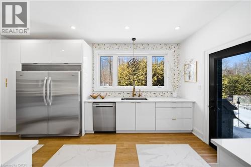 3205 Highpoint Court, Burlington, ON - Indoor Photo Showing Kitchen