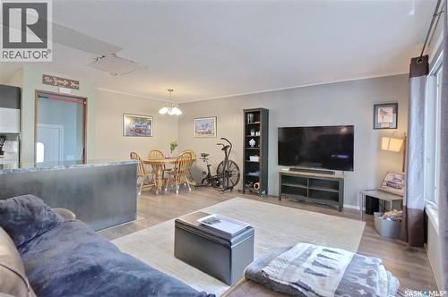 606 6Th Street W, Chaplin, SK - Indoor Photo Showing Living Room