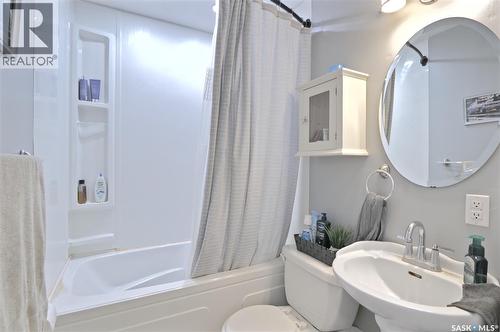 606 6Th Street W, Chaplin, SK - Indoor Photo Showing Bathroom