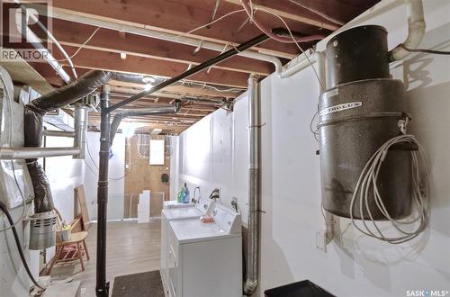 606 6Th Street W, Chaplin, SK - Indoor Photo Showing Laundry Room