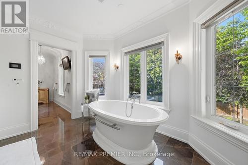 35 Normandale Crescent, Toronto, ON - Indoor Photo Showing Bathroom