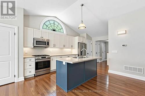 54 Frederick Street, Brampton, ON - Indoor Photo Showing Kitchen With Upgraded Kitchen