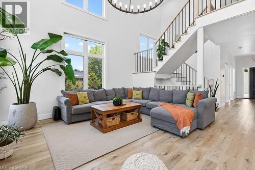 4286 Victoria Avenue, Vineland Station, ON - Indoor Photo Showing Living Room