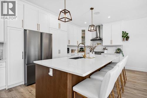 4286 Victoria Avenue, Vineland Station, ON - Indoor Photo Showing Kitchen With Upgraded Kitchen