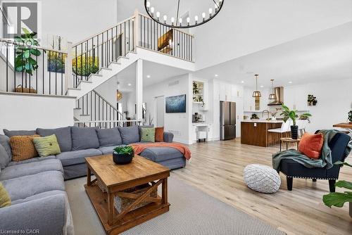 4286 Victoria Avenue, Vineland Station, ON - Indoor Photo Showing Living Room