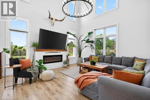 4286 Victoria Avenue, Vineland Station, ON - Indoor Photo Showing Living Room With Fireplace