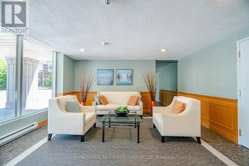 Ph403 - 30 Anglesey Boulevard, Toronto, ON - Indoor Photo Showing Living Room