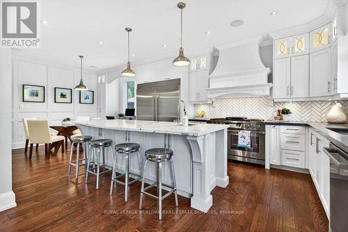 2470 Applewood Drive, Oakville, ON - Indoor Photo Showing Kitchen With Upgraded Kitchen