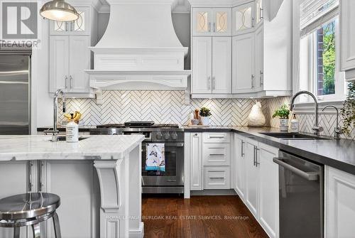 2470 Applewood Drive, Oakville, ON - Indoor Photo Showing Kitchen With Upgraded Kitchen