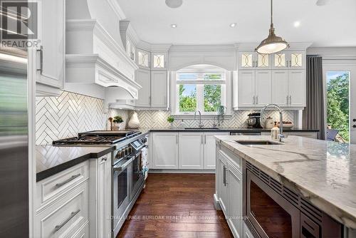 2470 Applewood Drive, Oakville, ON - Indoor Photo Showing Kitchen With Upgraded Kitchen