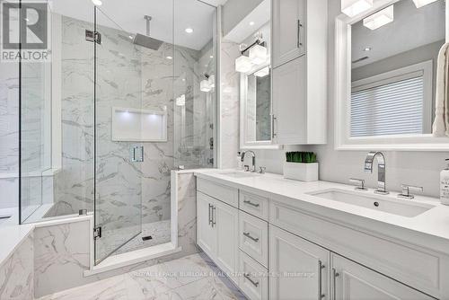 2470 Applewood Drive, Oakville, ON - Indoor Photo Showing Bathroom