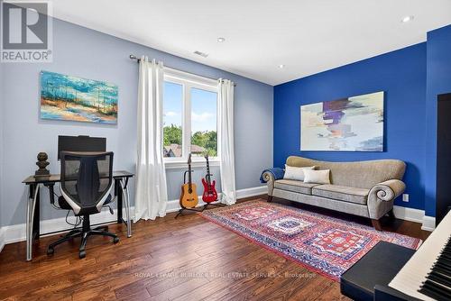 2470 Applewood Drive, Oakville, ON - Indoor Photo Showing Living Room