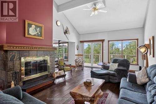 Electric fireplace - 153 Pleasant Point Road, Kawartha Lakes (Fenelon), ON - Indoor Photo Showing Living Room With Fireplace