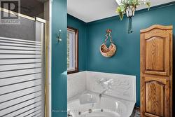Ensuite with sunken jetted tub and skylight - 
