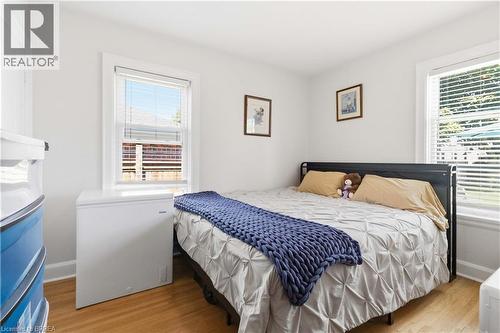 Neutral wall paint with wood-finish flooring, featuring two windows with blinds - 134 Queensway Drive, Brantford, ON 