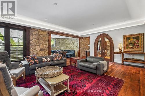 105 King Hills Lane, King, ON - Indoor Photo Showing Living Room