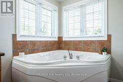 Ensuite soaker tub - 