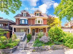 32 HILLSVIEW AVENUE Toronto, ON M6P 1J5
