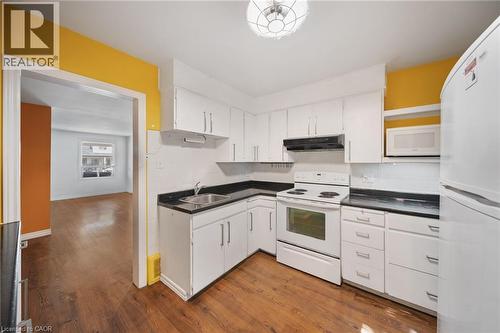 22 Agnes Street, Hamilton, ON - Indoor Photo Showing Kitchen