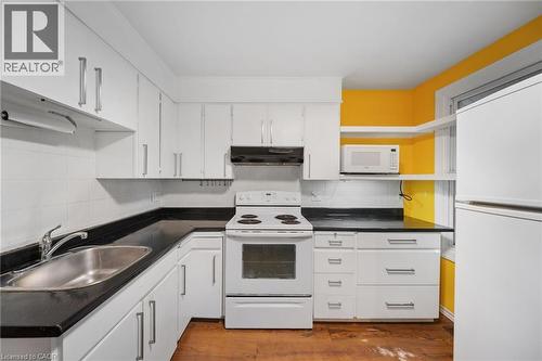 22 Agnes Street, Hamilton, ON - Indoor Photo Showing Kitchen