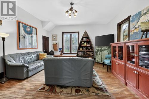 1351 Flos Rd 11 E, Springwater, ON - Indoor Photo Showing Living Room