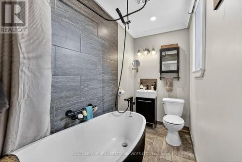 1351 Flos Rd 11 E, Springwater, ON - Indoor Photo Showing Bathroom