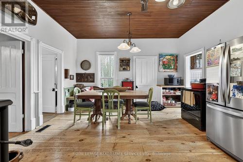 1351 Flos Rd 11 E, Springwater, ON - Indoor Photo Showing Dining Room