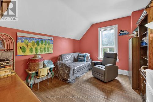 1351 Flos Rd 11 E, Springwater, ON - Indoor Photo Showing Living Room