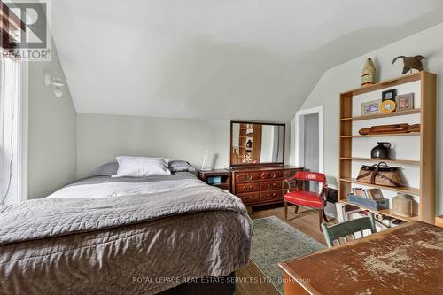 1351 Flos Rd 11 E, Springwater, ON - Indoor Photo Showing Bedroom