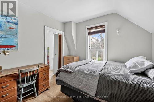 1351 Flos Rd 11 E, Springwater, ON - Indoor Photo Showing Bedroom