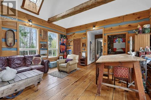 1351 Flos Rd 11 E, Springwater, ON - Indoor Photo Showing Living Room
